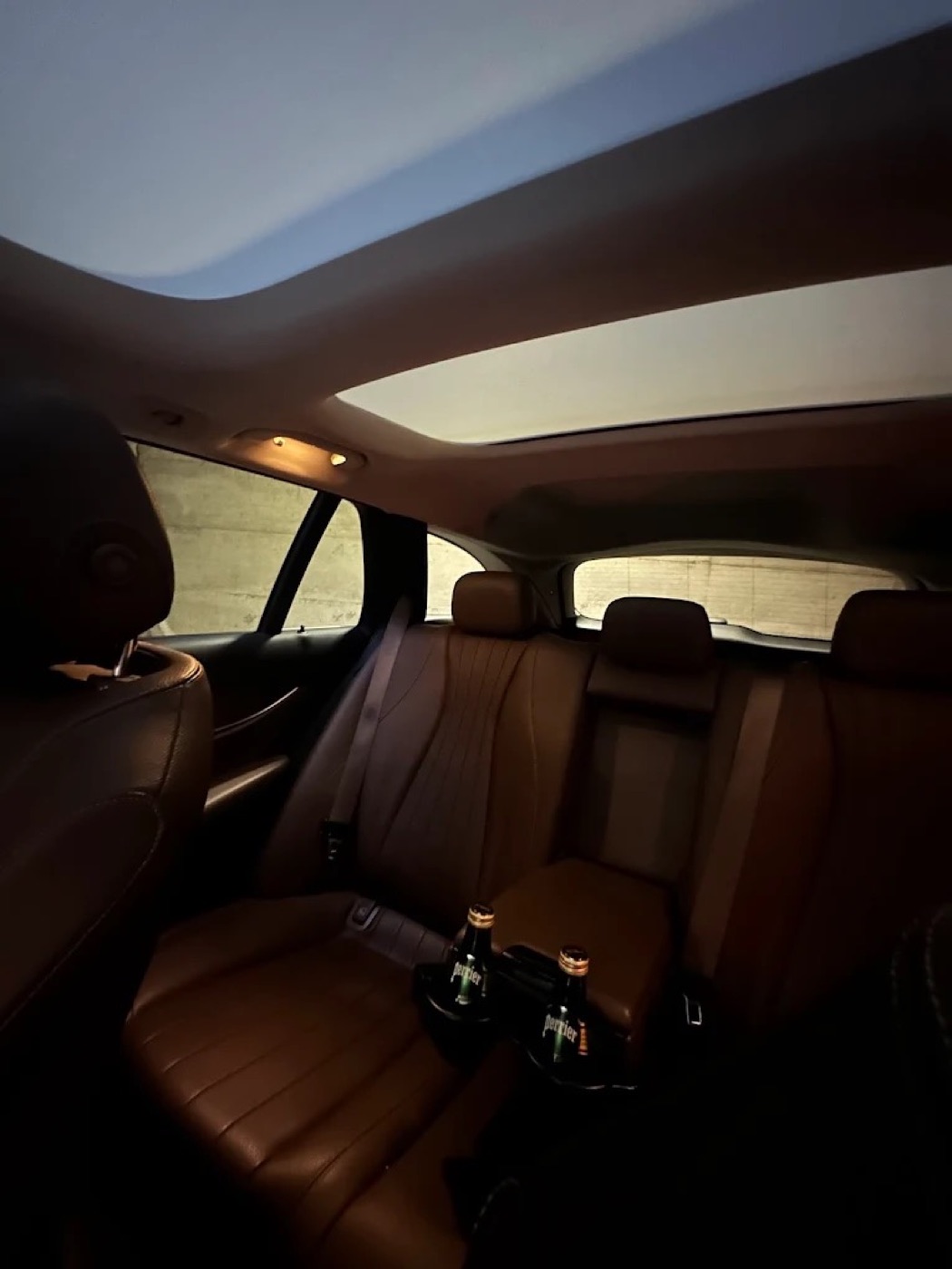 Interni in pelle di una berlina executive Taxi Rossi